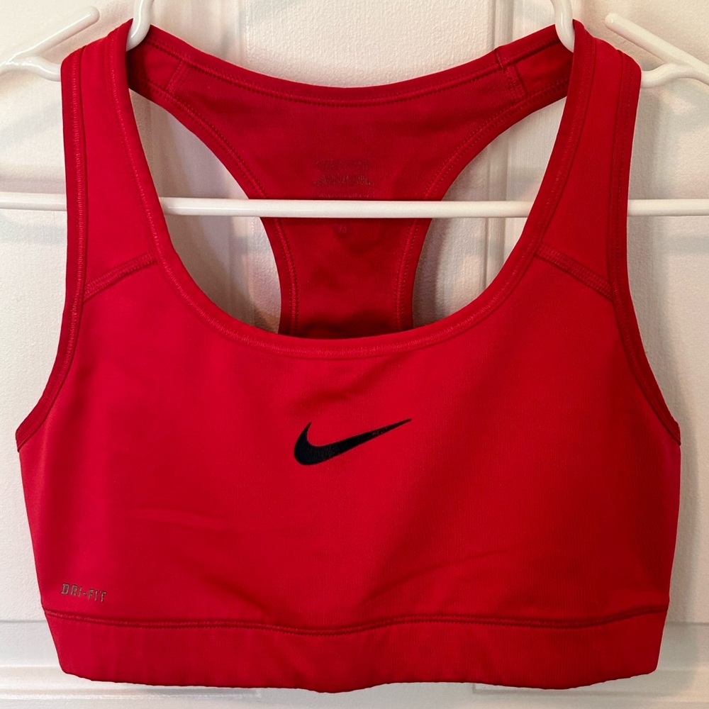 Nike, sports bra used but still in good condition, size Medium.